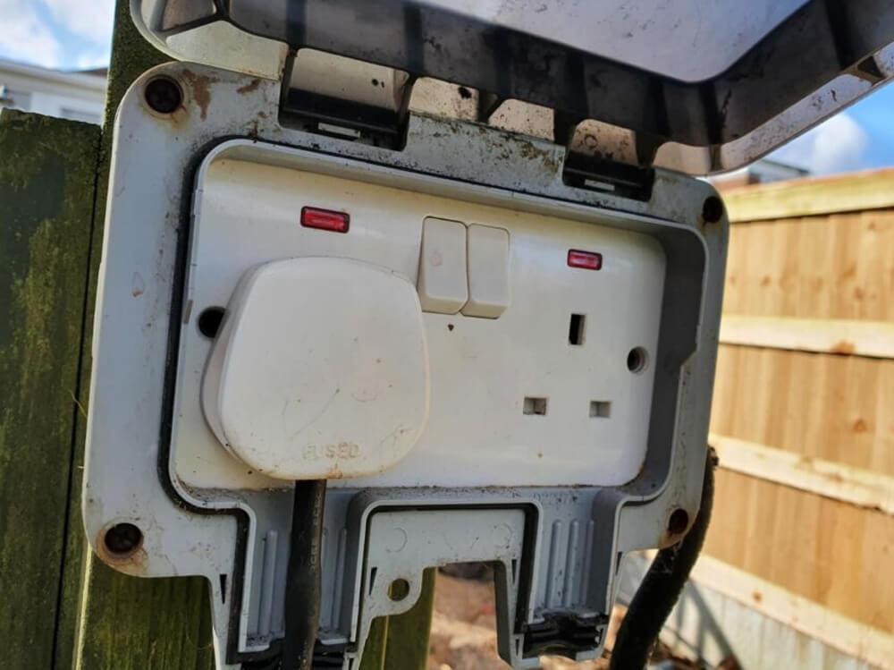 Why doesn’t my pond pump come with a plug?